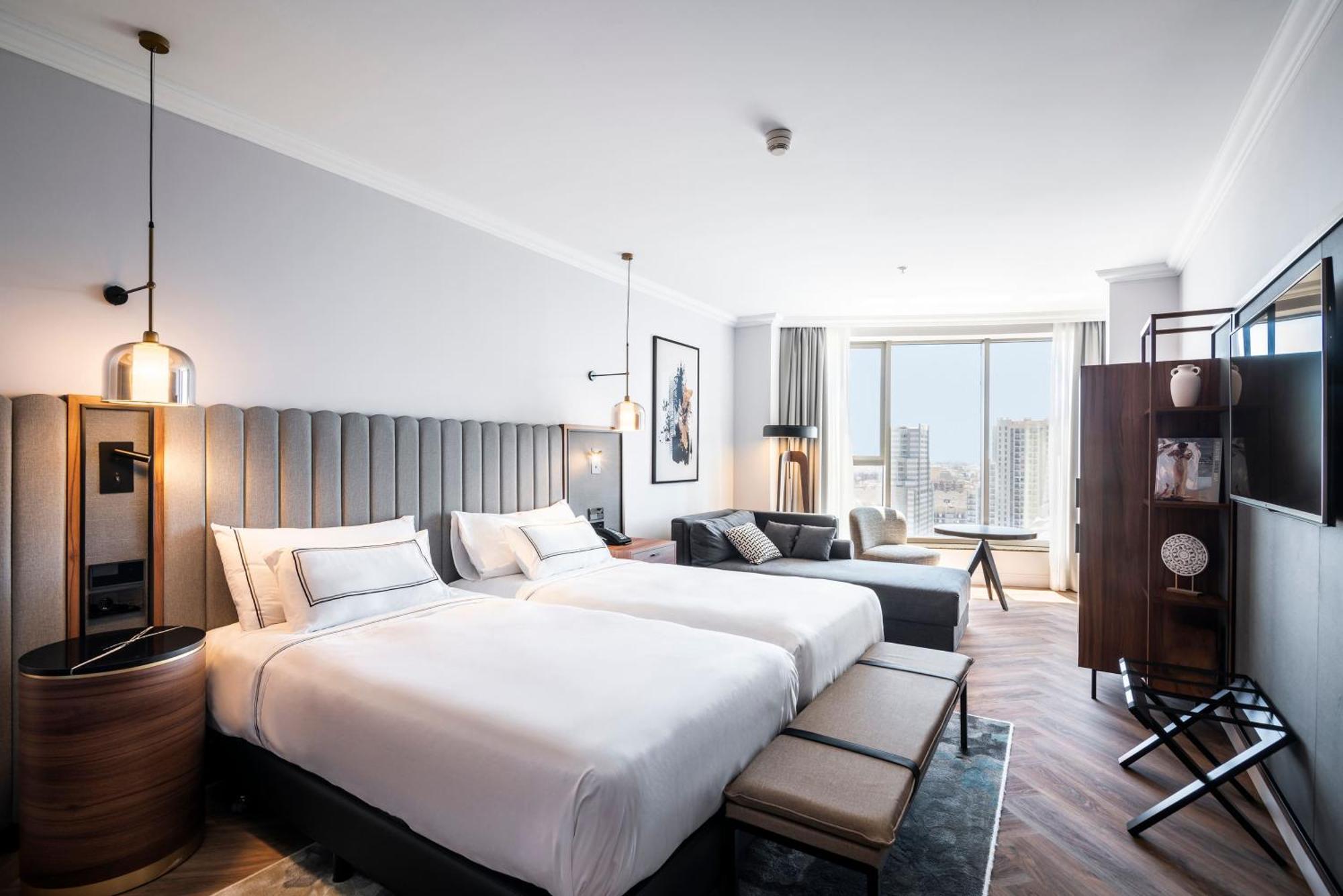 Supreme Connecting Room